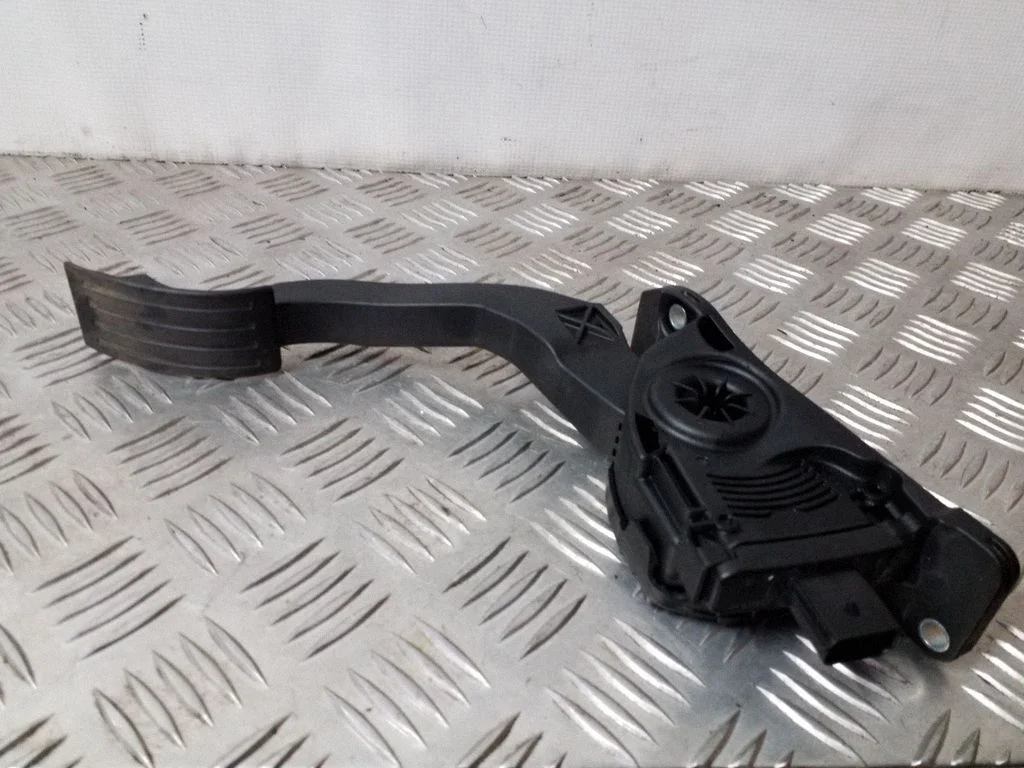Accelerator throttle pedal – Ford C-MAX II (2010-2019)
