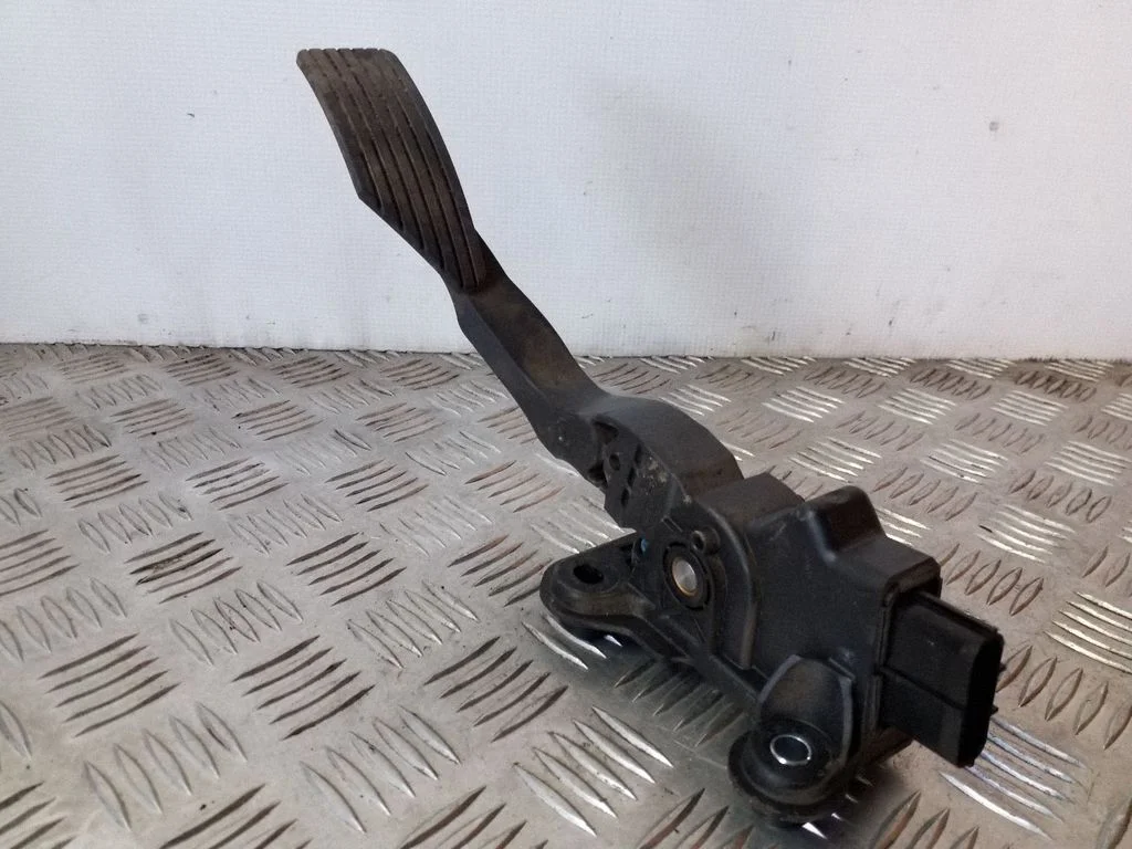 Accelerator throttle pedal