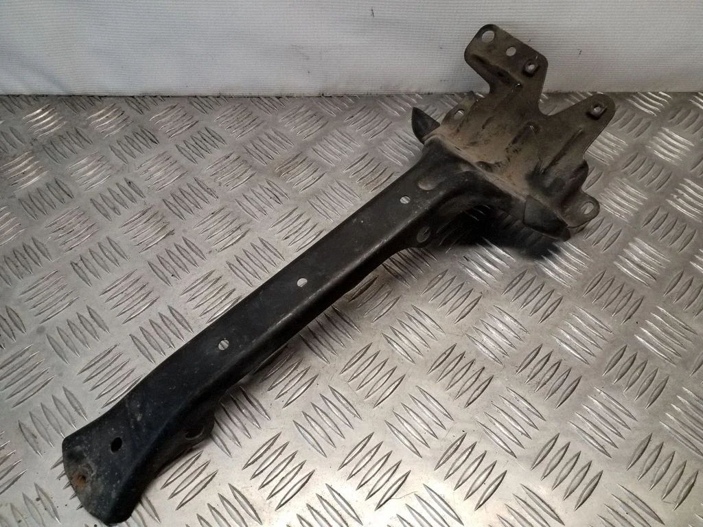 Radiatoru paneļa kronšteins – Volkswagen Touareg I (2002-2010)