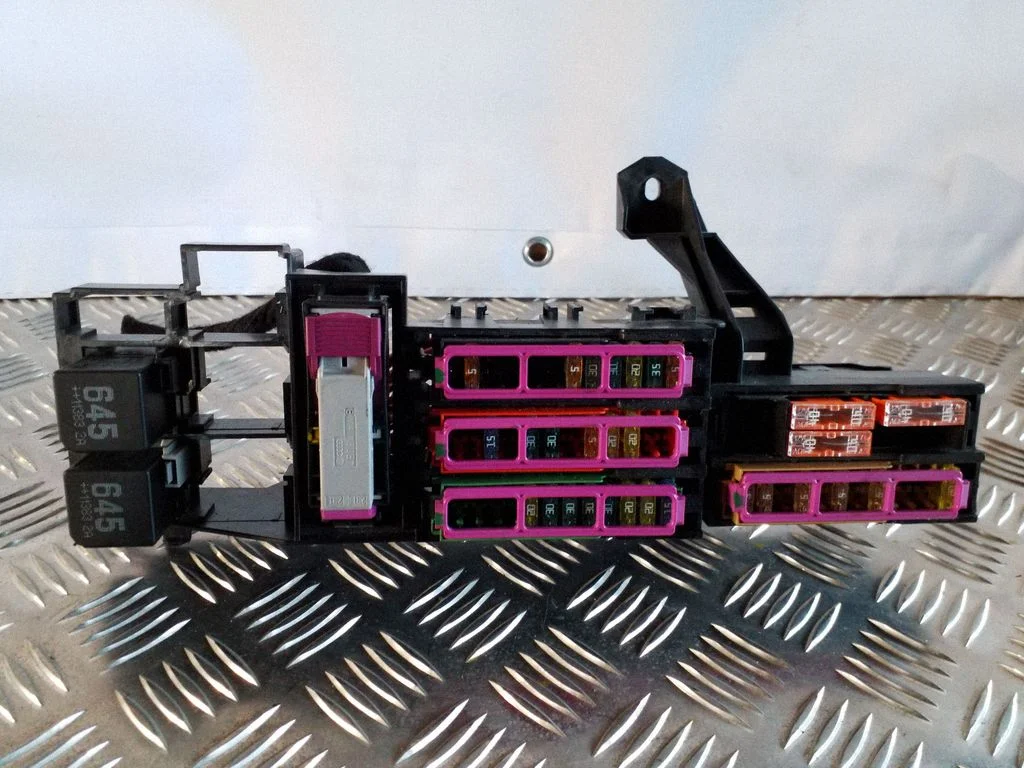 Drošinātāju bloks – Audi A6 S6 C7 4G (2011-2018)