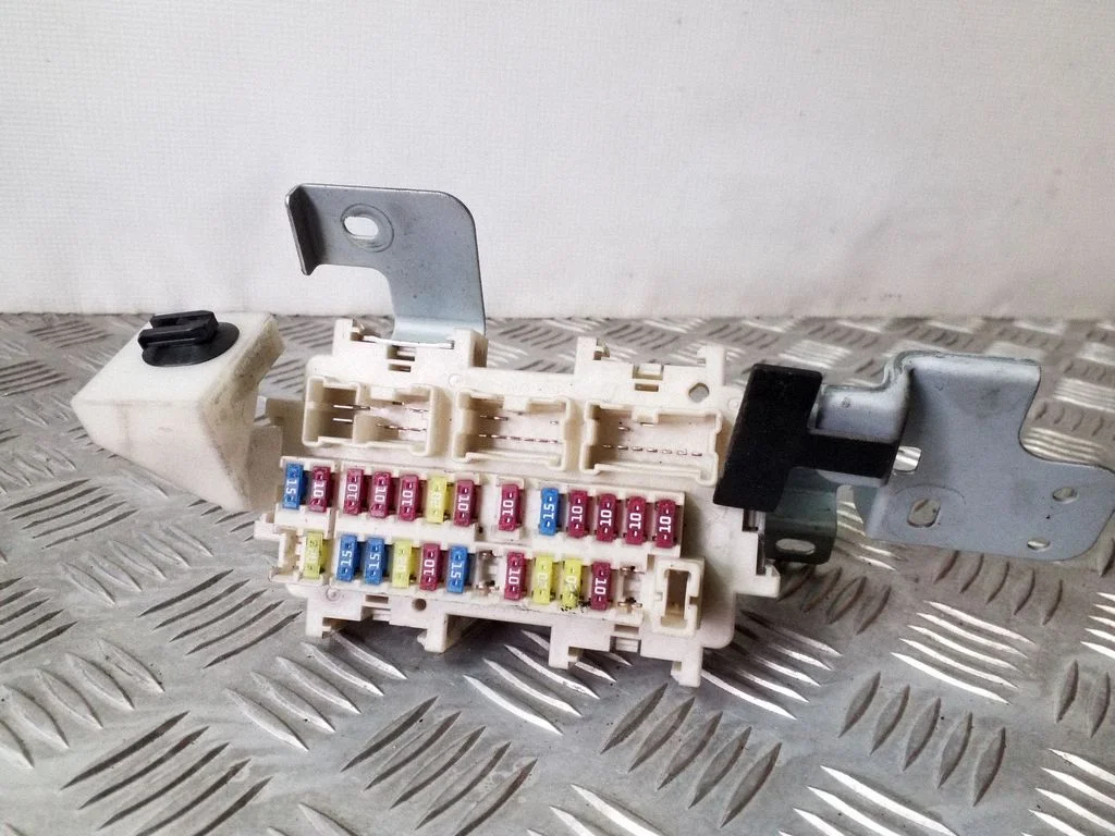 Fuse module – Infiniti EX (2007-)