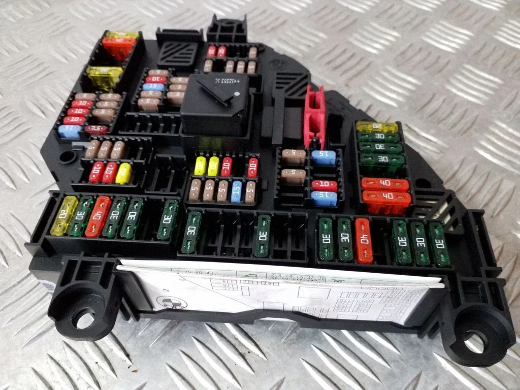 Drošinātāju bloks – BMW 5. sērija F10 F11 (2009-2016)
