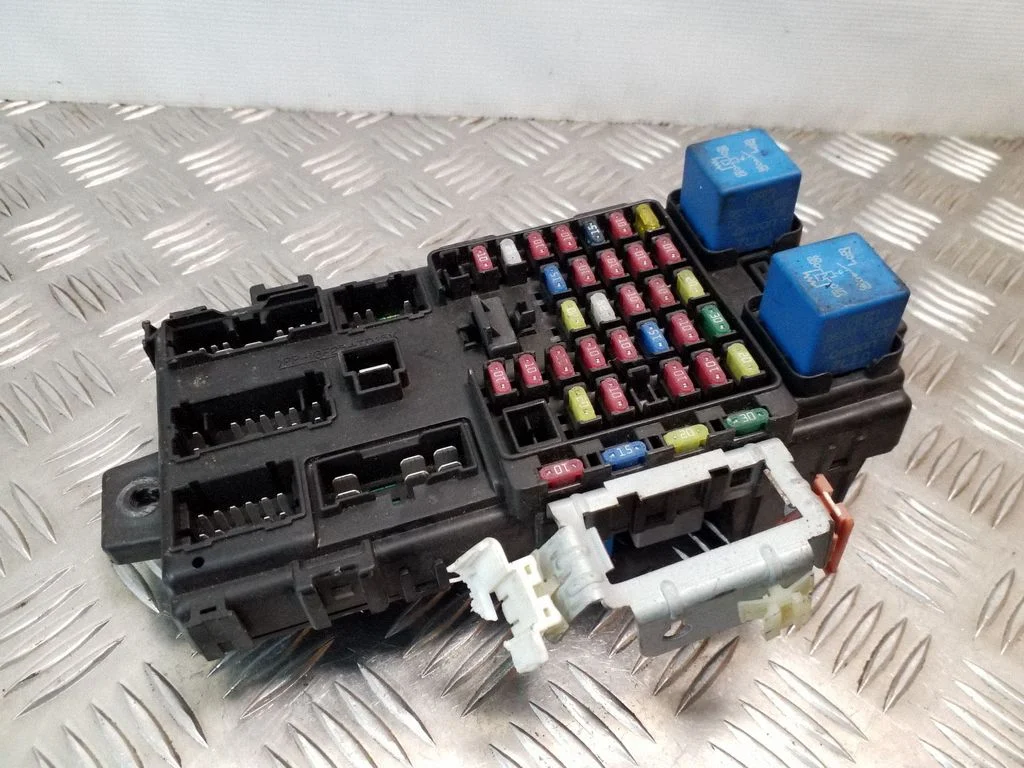 Fuse module – Hyundai Santa Fe (2000-2006)