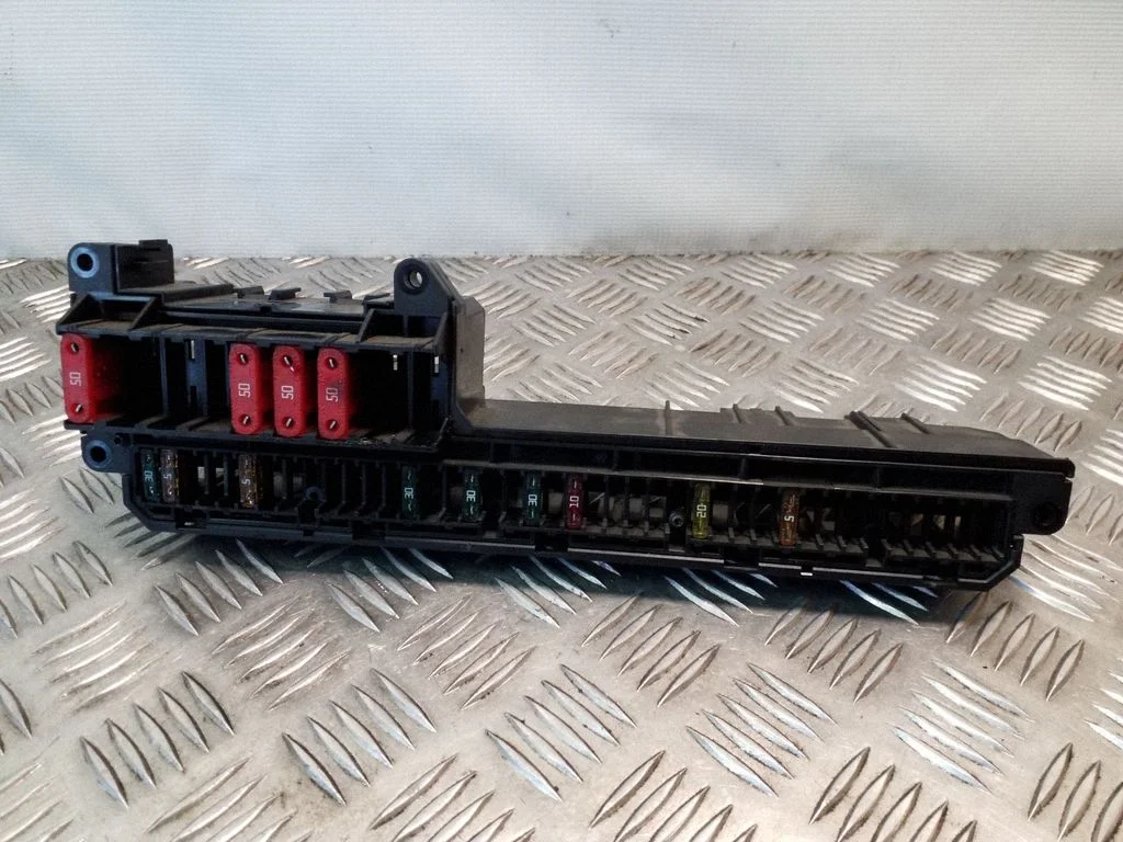 Drošinātāju bloks – BMW 5. sērija E60 E61 (2004-2010)
