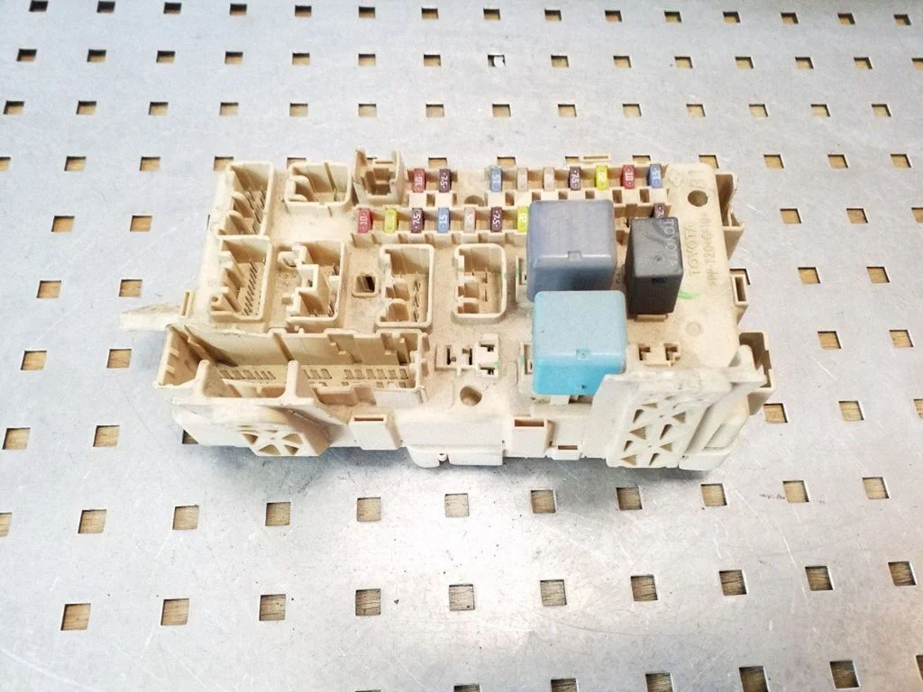 Fuse module – Toyota Avensis T250 (2003-2006)