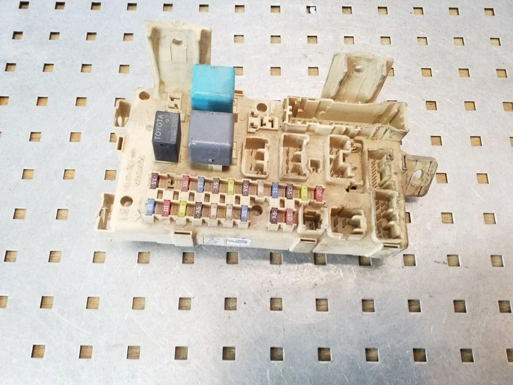 Fuse module – Toyota Avensis T250 (2003-2006)