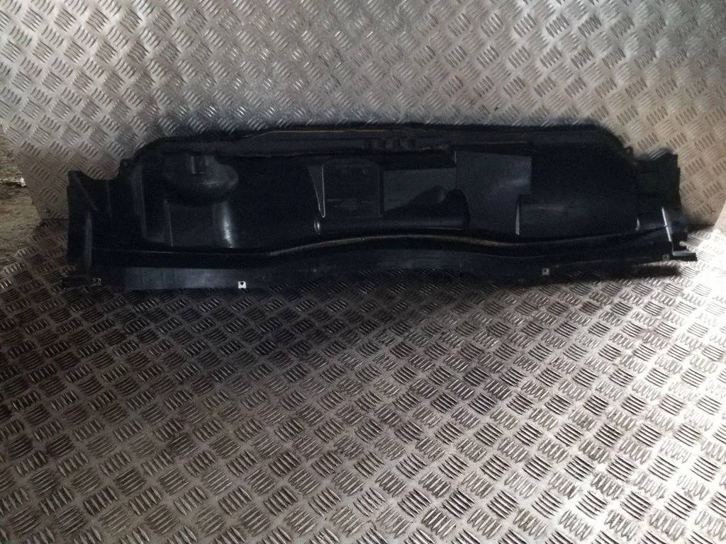 Cita motora nodalījuma detaļa AM51R01492AC