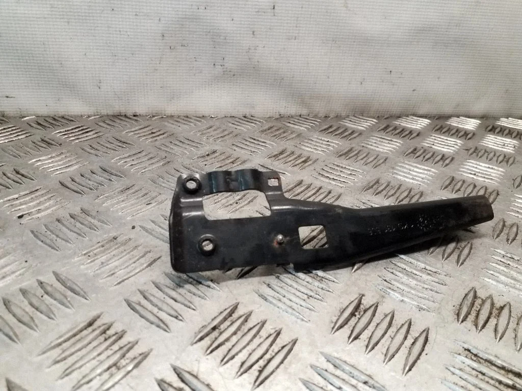Cita motora nodalījuma detaļa 1K0131506