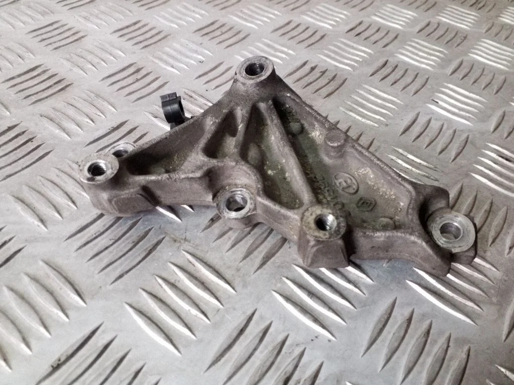 Other engine bay part – Infiniti EX (2007-)