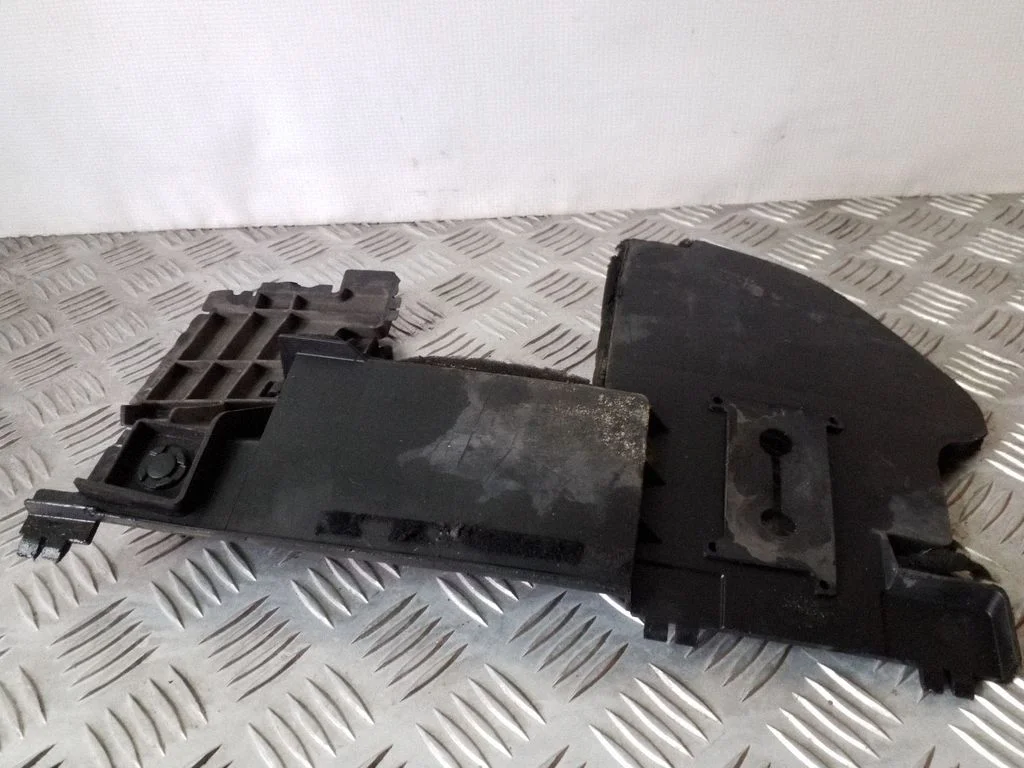 Other engine bay part – Infiniti EX (2007-)