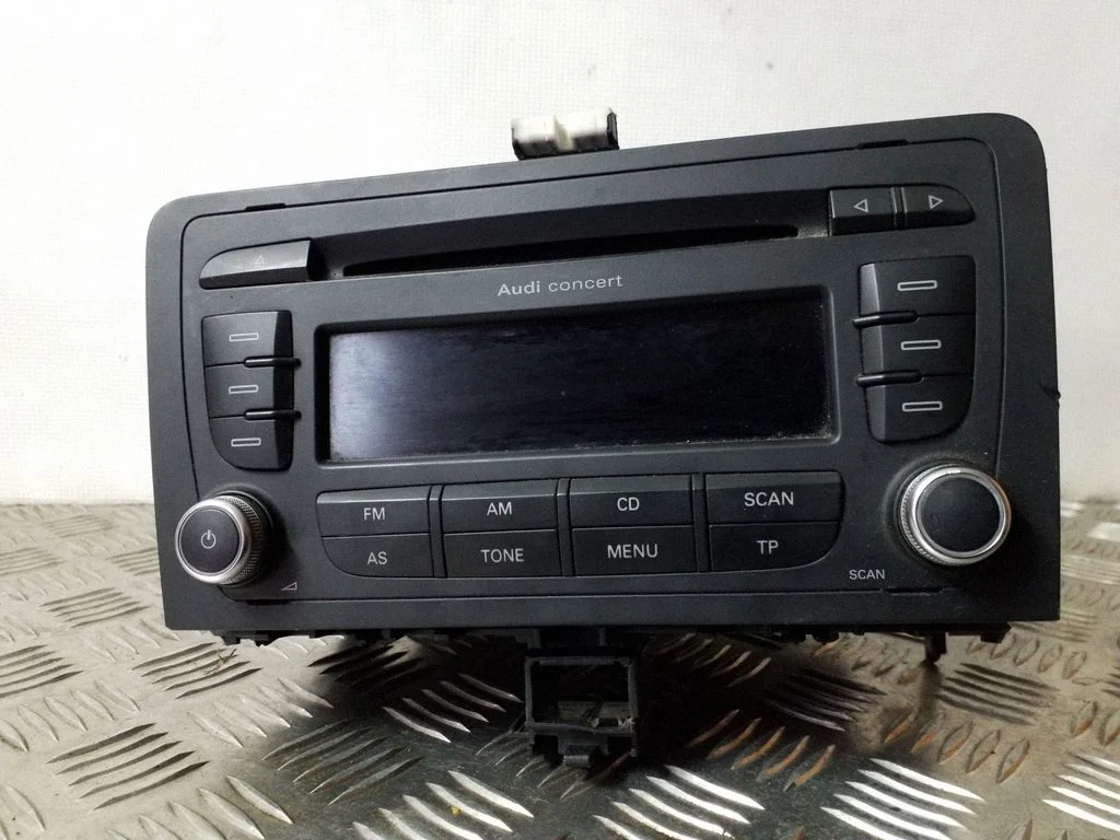Radio/CD/DVD/GPS head unit 8P0035186S