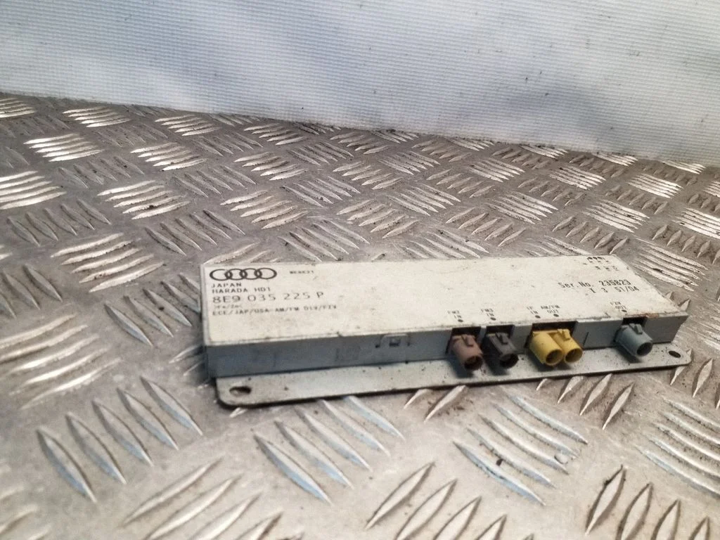 Antenas pastiprinātājs 8E9035225P
