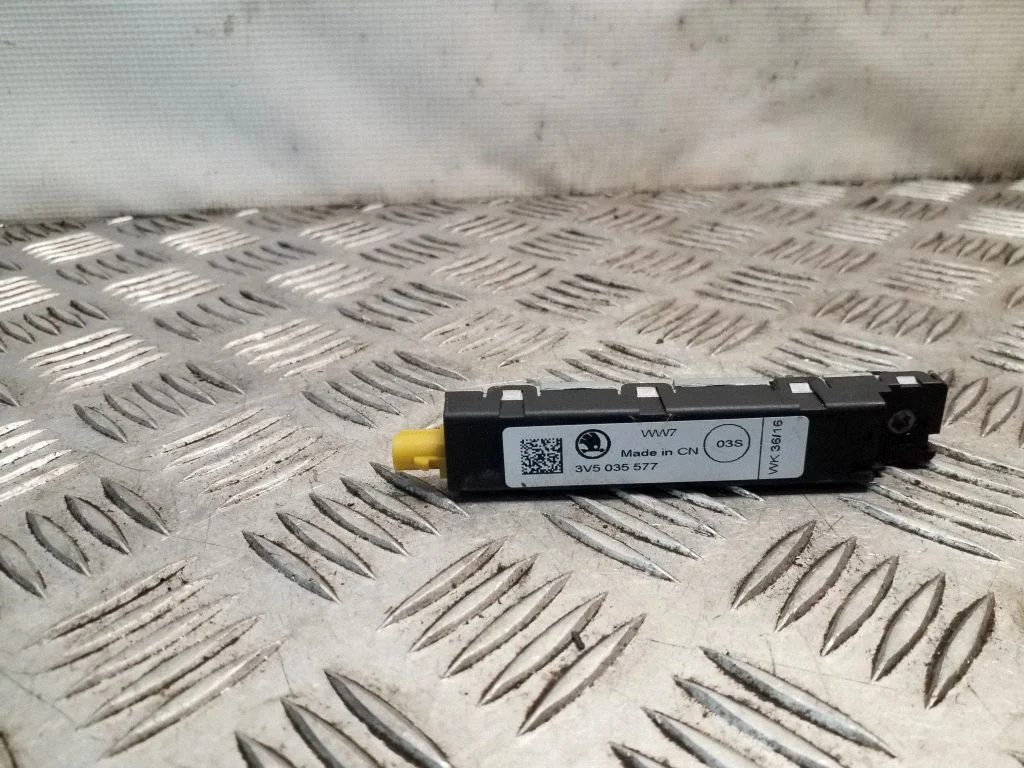 Aerial antenna amplifier – Skoda Superb B8 (3V) (2015-2024)