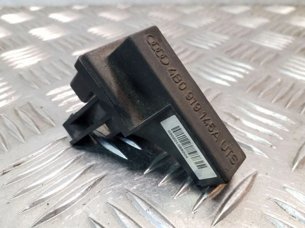 Antenas pastiprinātājs – Audi A4 S4 B7 8E 8H (2005-2008)