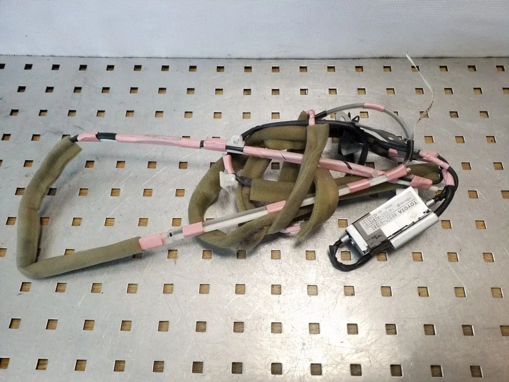 Aerial antenna amplifier – Toyota Land Cruiser (J120) (2002-2009)