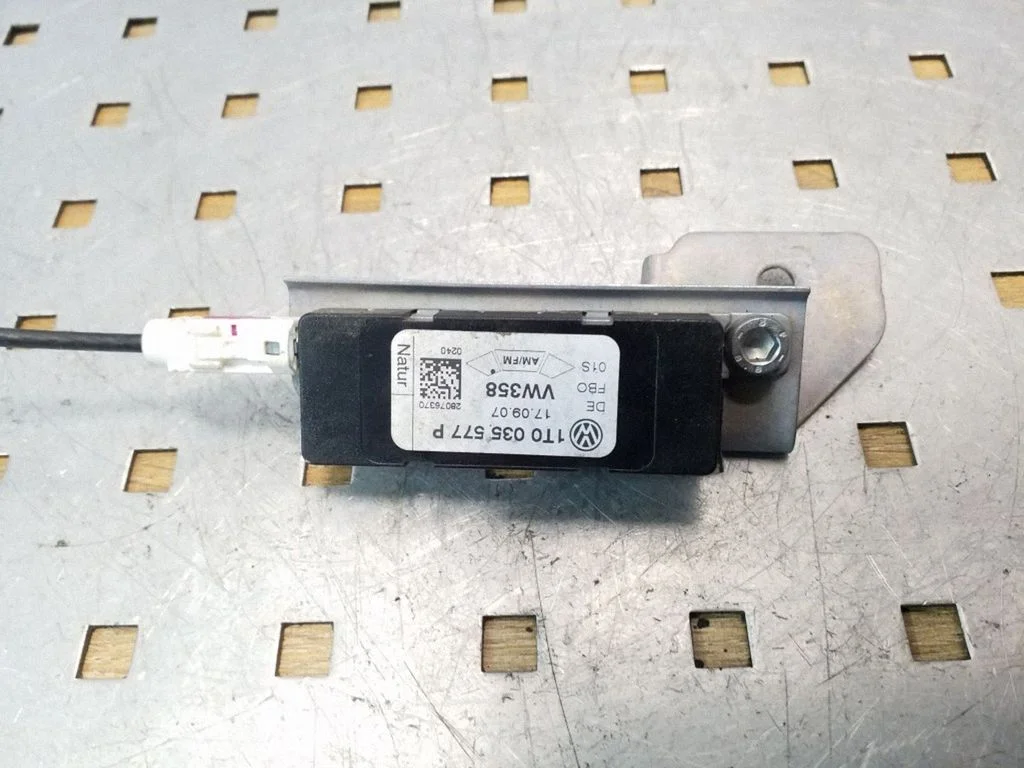 Aerial antenna amplifier – Volkswagen Touran I (2003-2010)