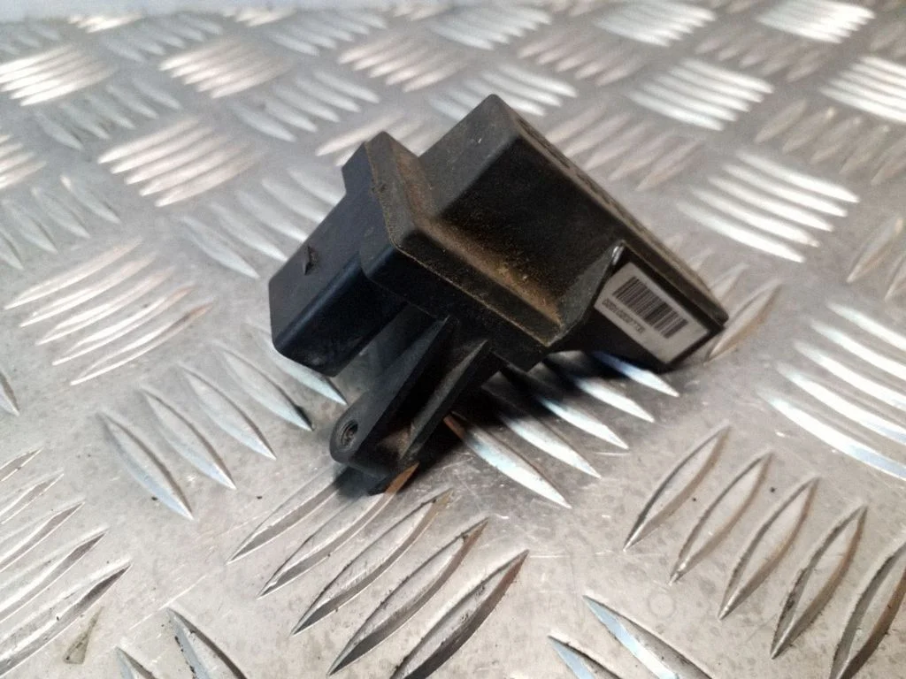Antenas pastiprinātājs – Audi A4 S4 B6 8E 8H (2001-2005)