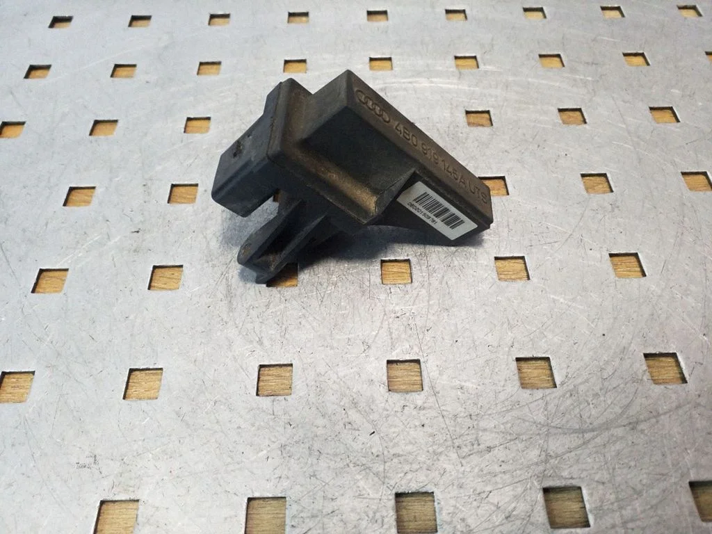 Antenas pastiprinātājs – Audi A4 S4 B7 8E 8H (2005-2008)