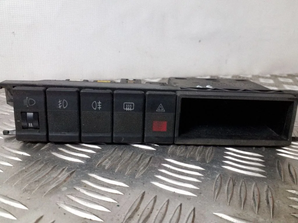 Stikla apsildes slēdzis – Audi A6 S6 C4 4A (1994-1997)