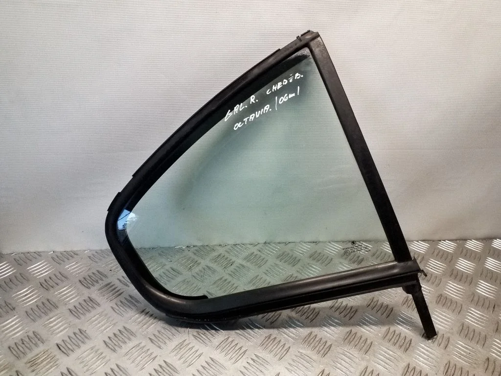 Rear side window 1Z5845210