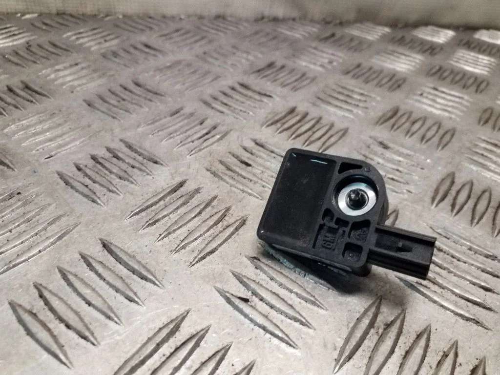 Oro pagalvių smūgio daviklis