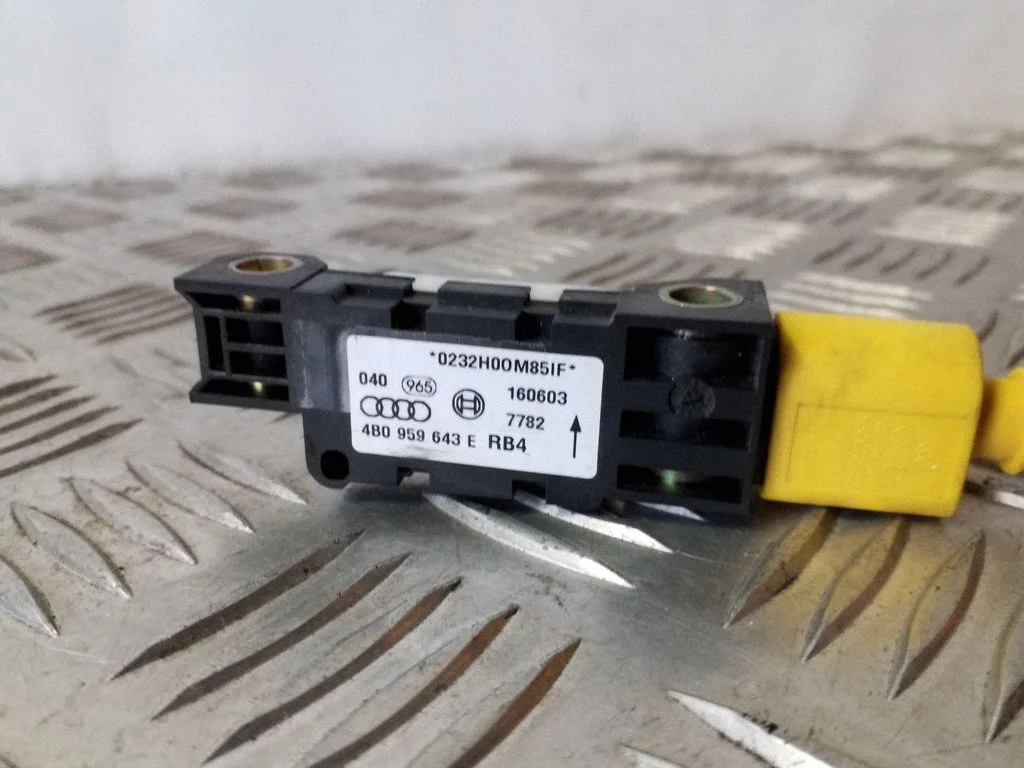 Drošības spilvenu trieciena sensors 4B0959643E