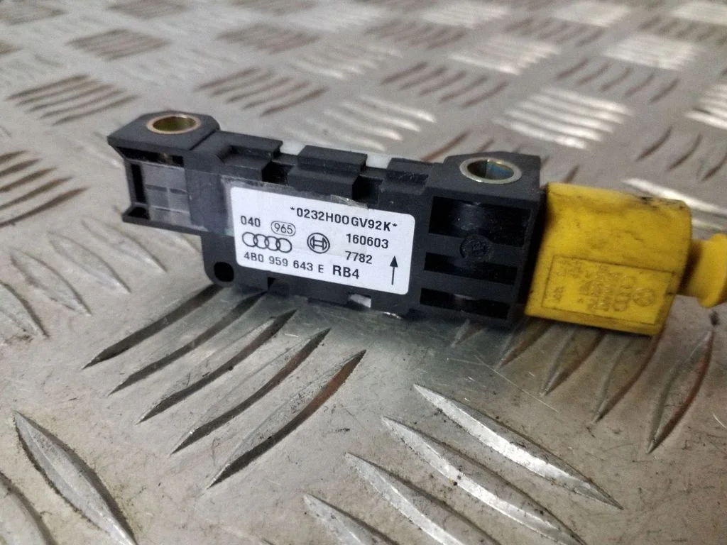 Drošības spilvenu trieciena sensors 4B0959643E