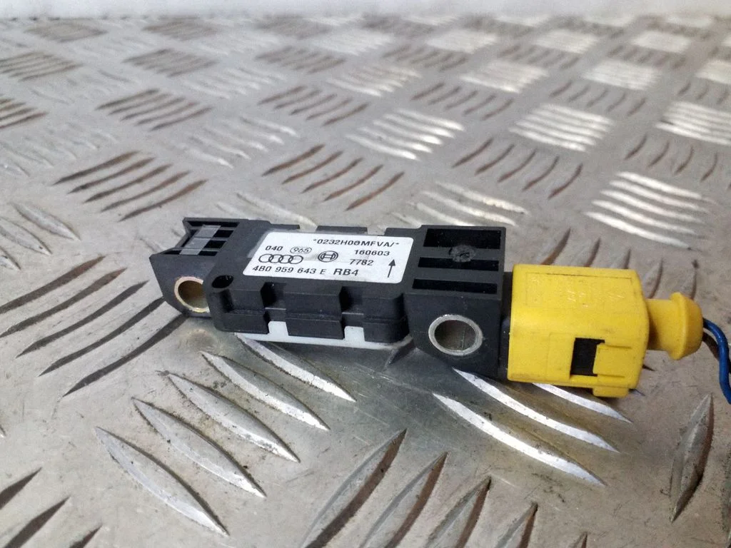 Drošības spilvenu trieciena sensors 4B0959643E
