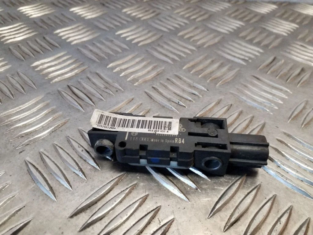 Drošības spilvenu trieciena sensors 8E0959651A
