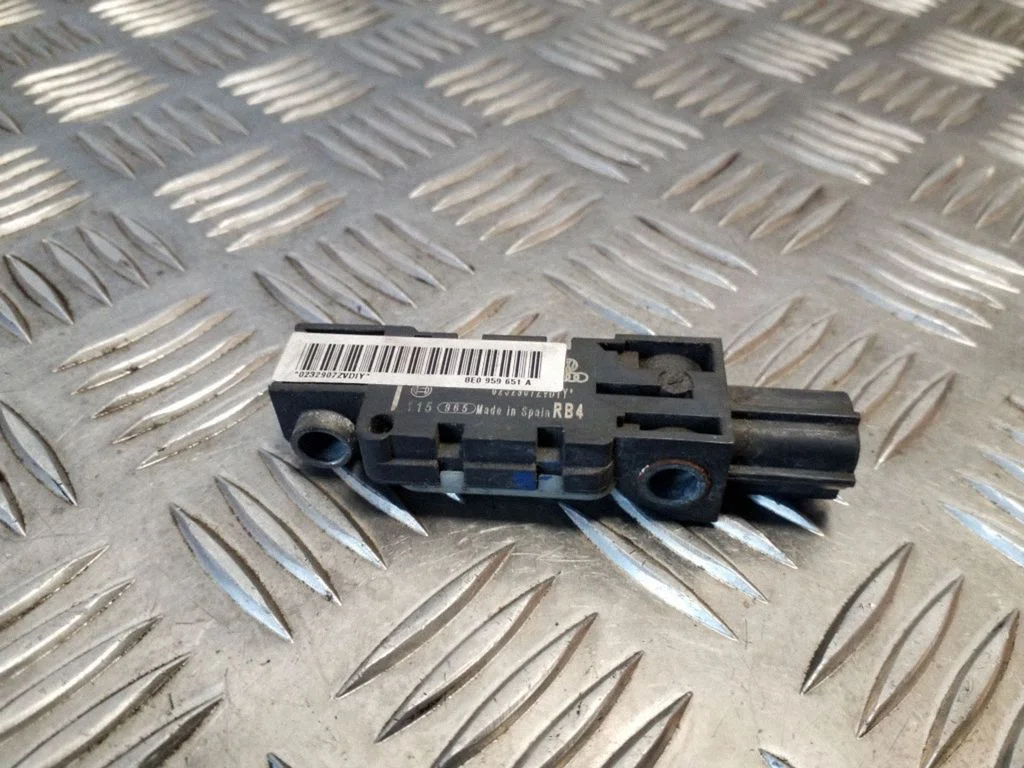 Drošības spilvenu trieciena sensors 8E0959651A