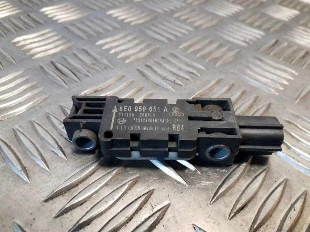 Drošības spilvenu trieciena sensors 8E0959651A