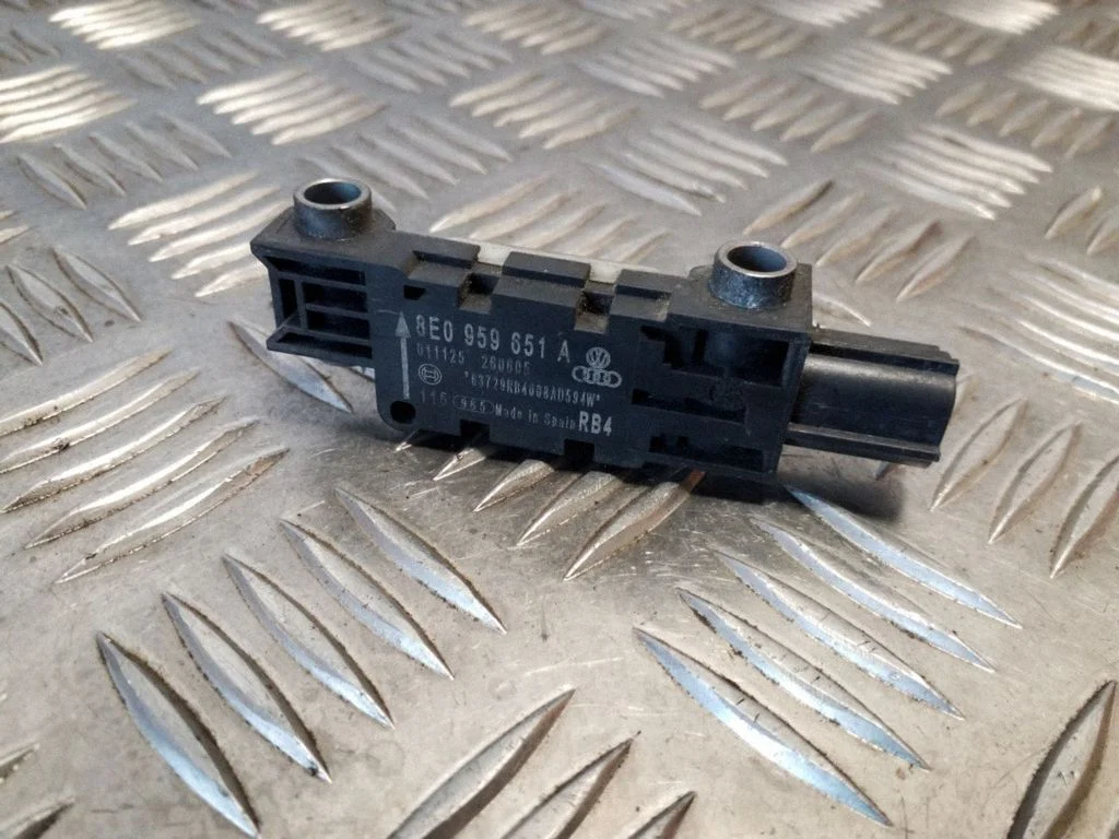 Drošības spilvenu trieciena sensors 8E0959651A