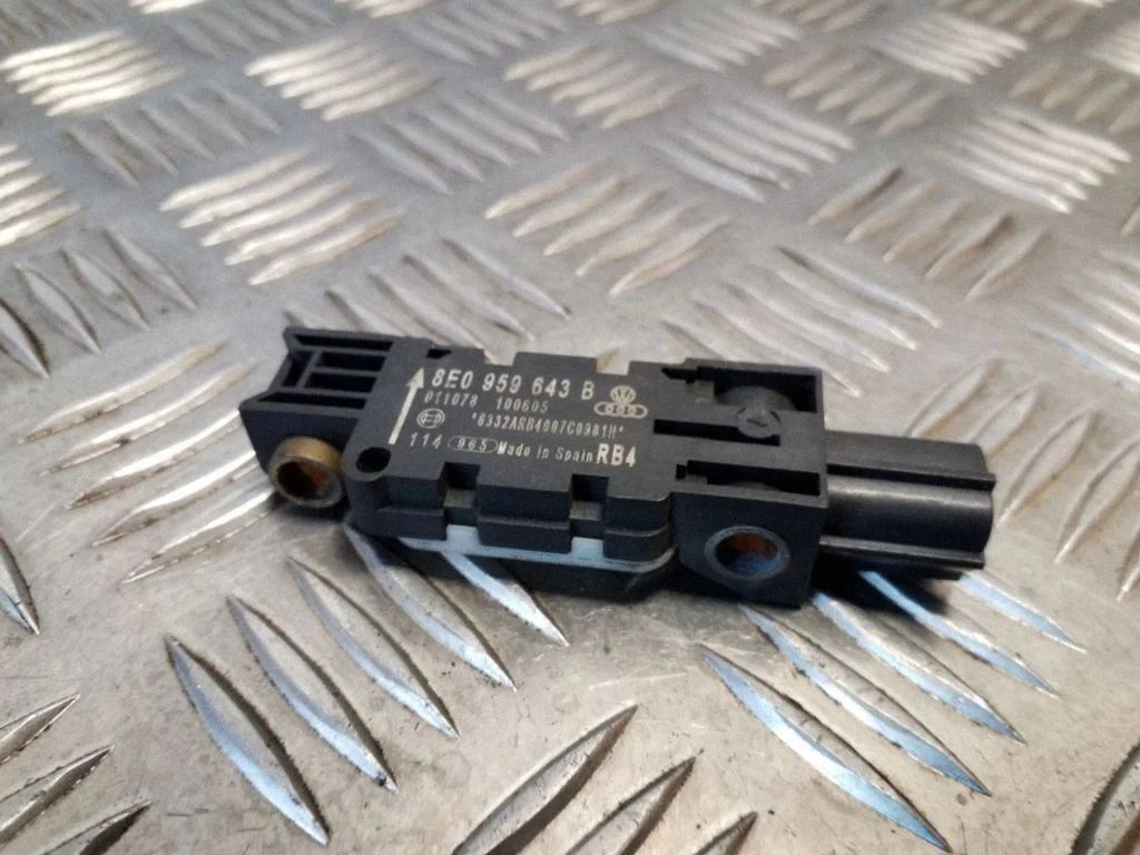 Drošības spilvenu trieciena sensors 8E0959643B