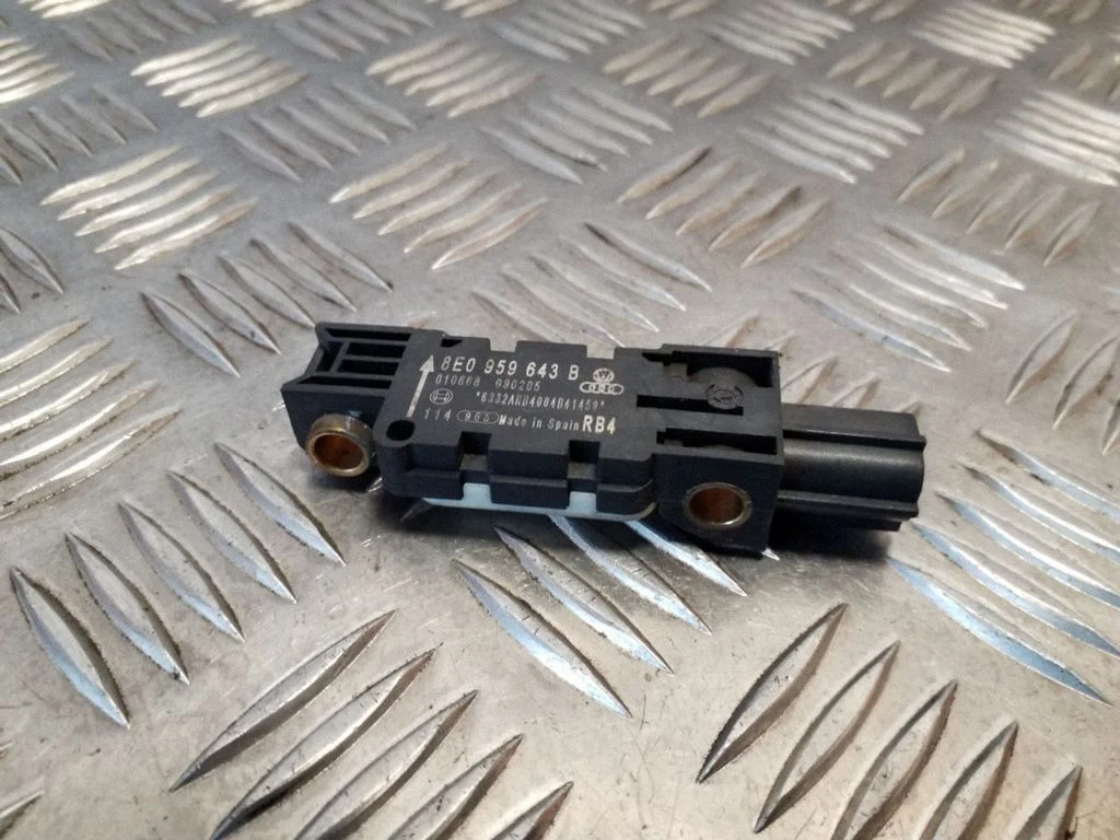 Drošības spilvenu trieciena sensors 8E0959643B