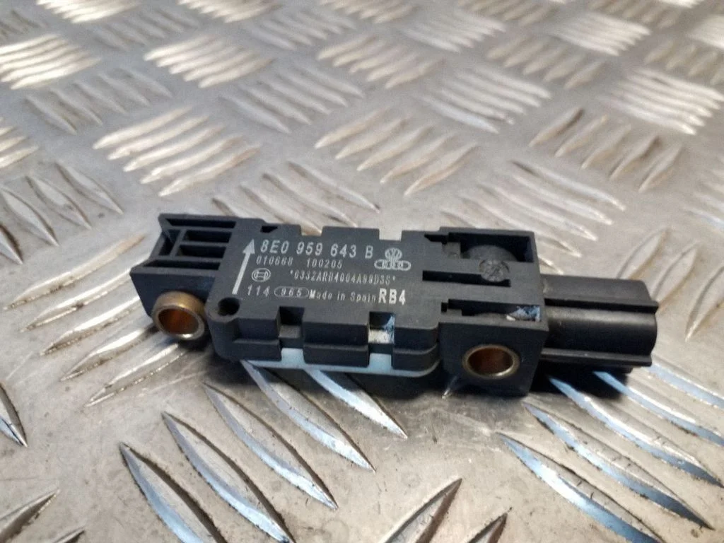 Drošības spilvenu trieciena sensors 8E0959643B