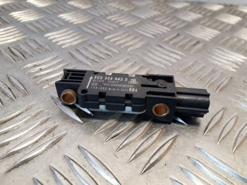 Drošības spilvenu trieciena sensors 8E0959643B