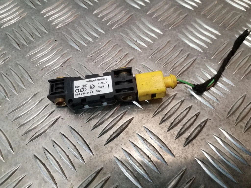 Drošības spilvenu trieciena sensors 8E0959643E