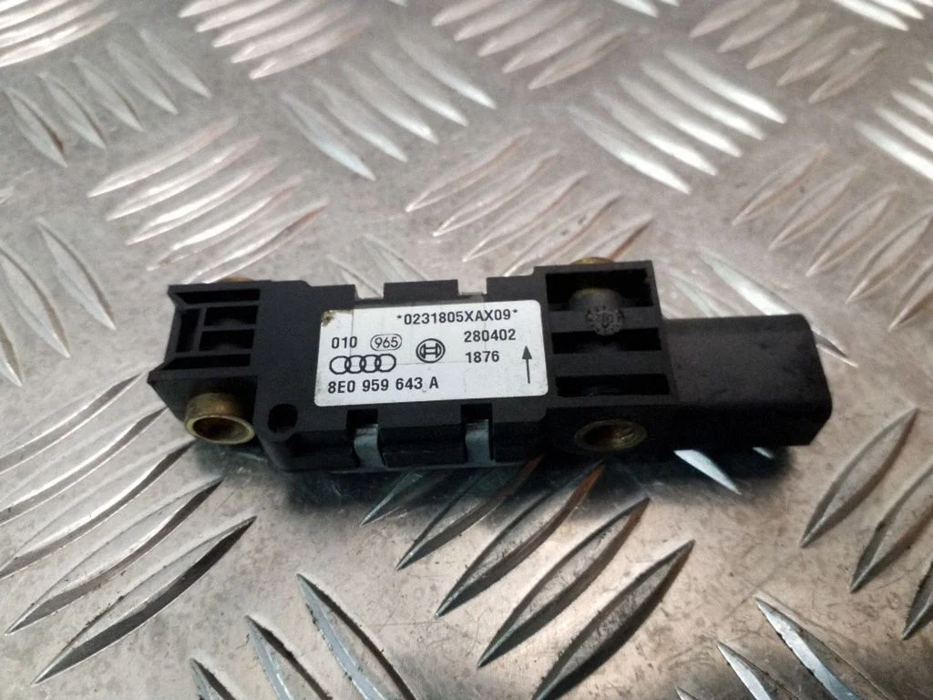 Drošības spilvenu trieciena sensors 8E0959643A