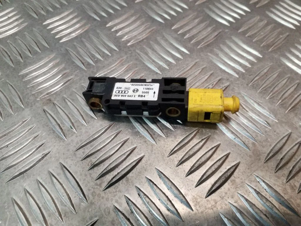 Drošības spilvenu trieciena sensors 8E0959643E