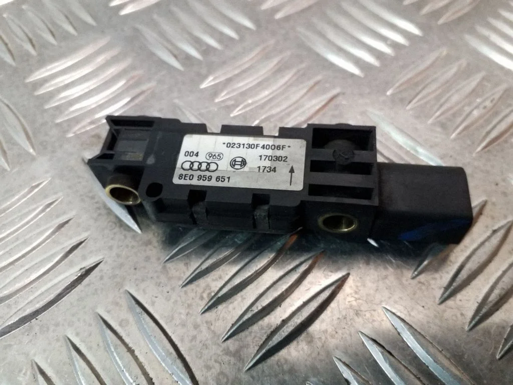 Drošības spilvenu trieciena sensors 8E0959651