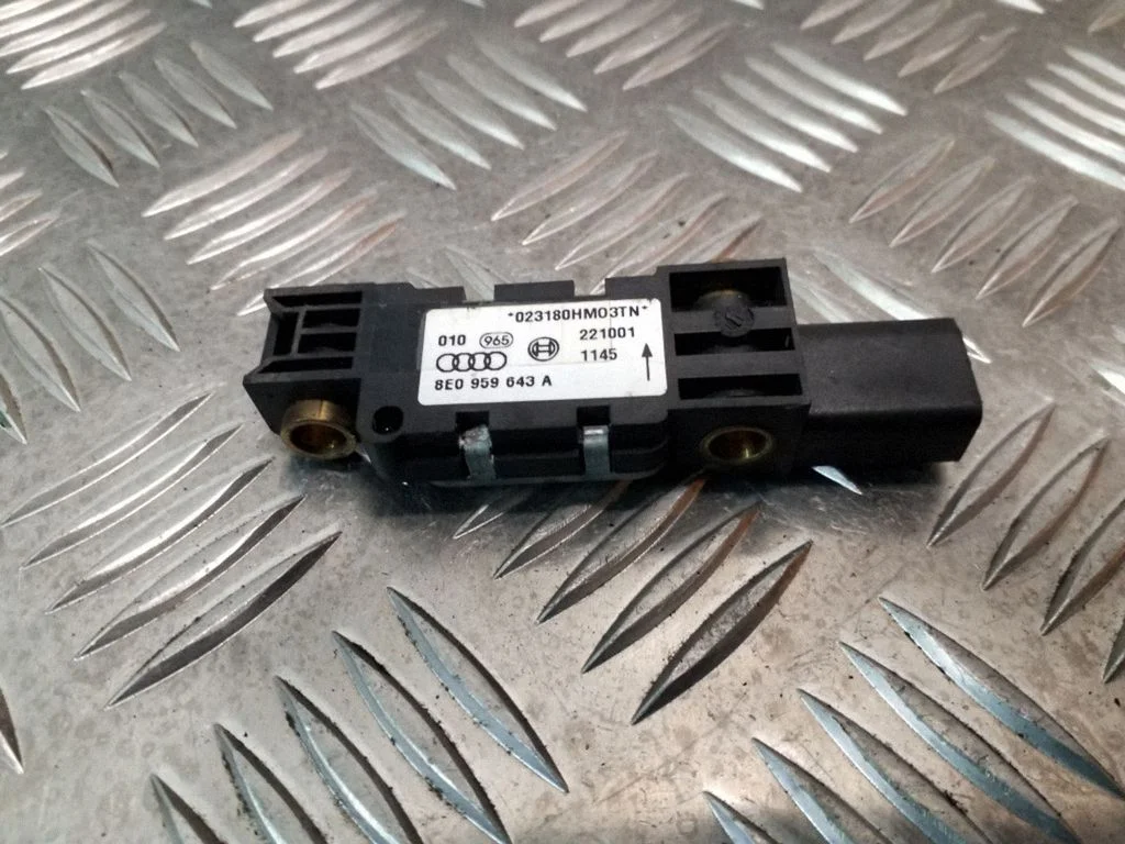 Drošības spilvenu trieciena sensors 8E0959643A