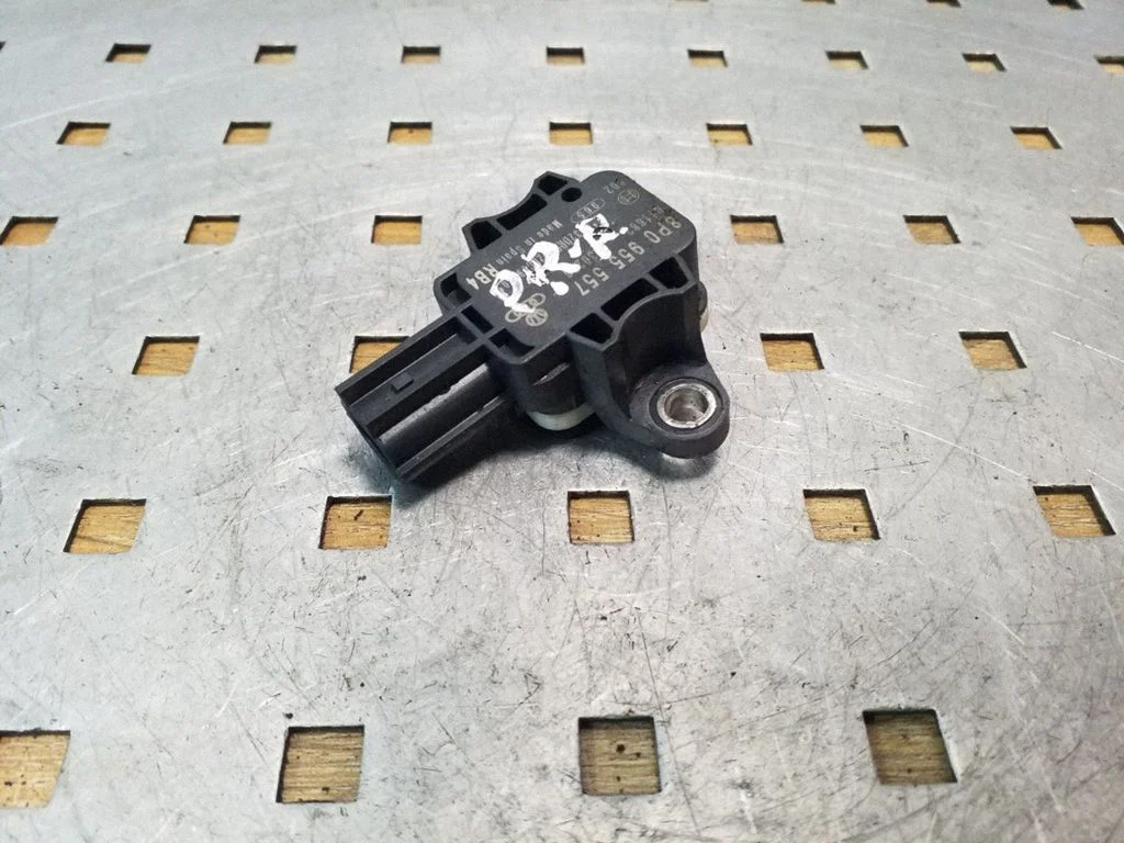 Drošības spilvenu trieciena sensors 8P0955557