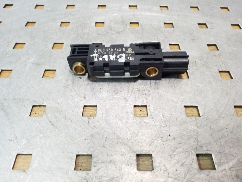 Drošības spilvenu trieciena sensors 8E0959643B