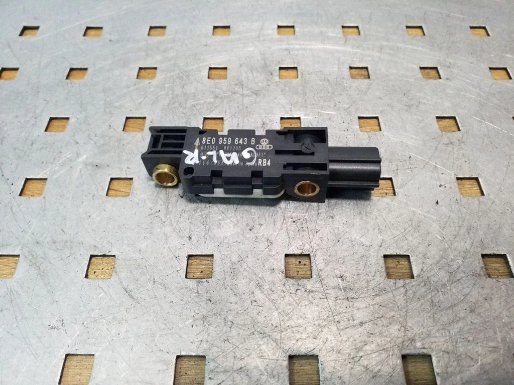 Drošības spilvenu trieciena sensors 8E0959643B
