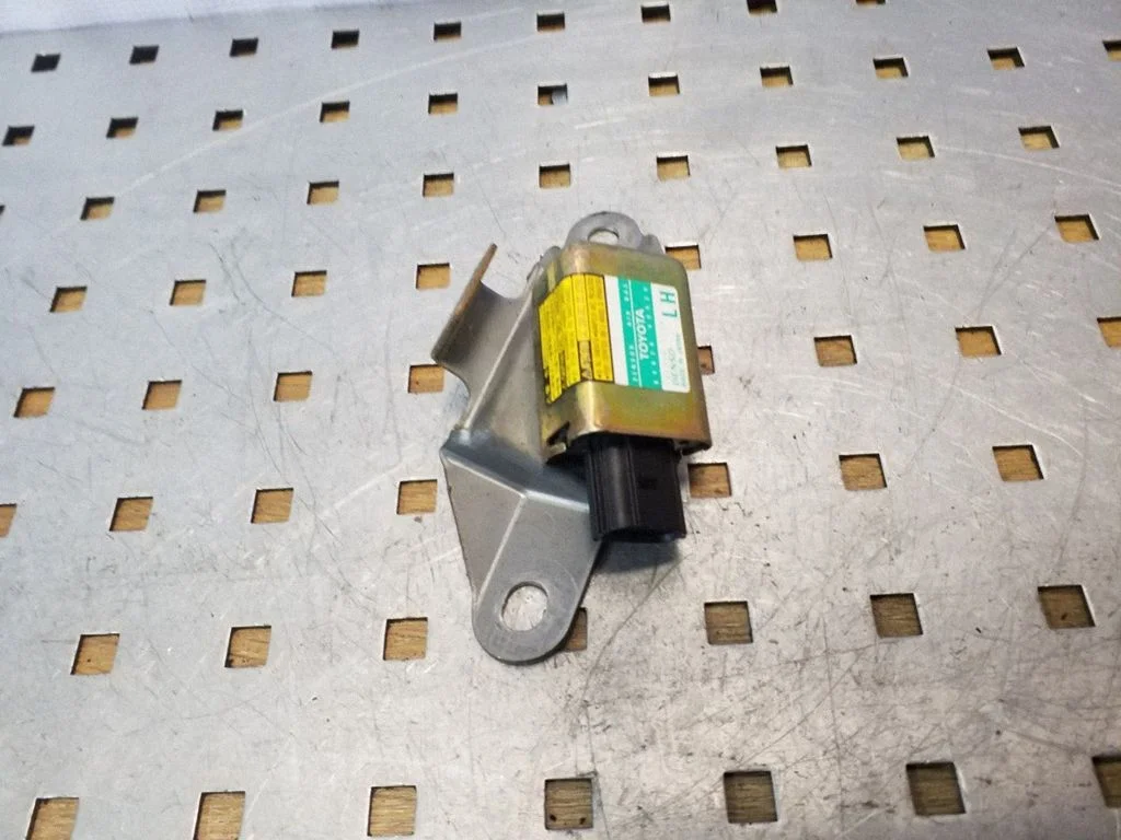 Airbag deployment crash/impact sensor – Toyota Land Cruiser (J120) (2002-2009)