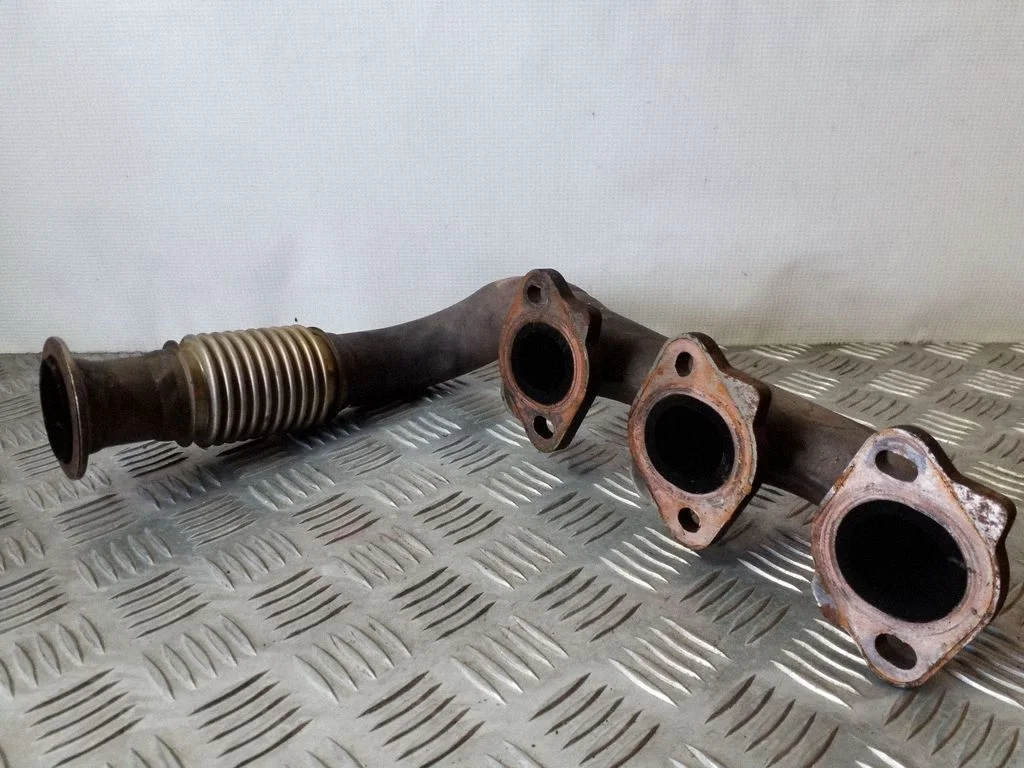 Exhaust manifold – left