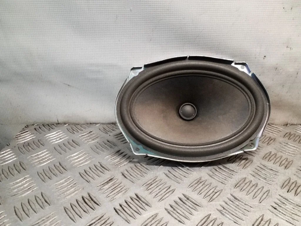 Skaļrunis (-ņi) aizmugurējās durvīs – Mini One - Cooper Coupe R56 (2005-2014)
