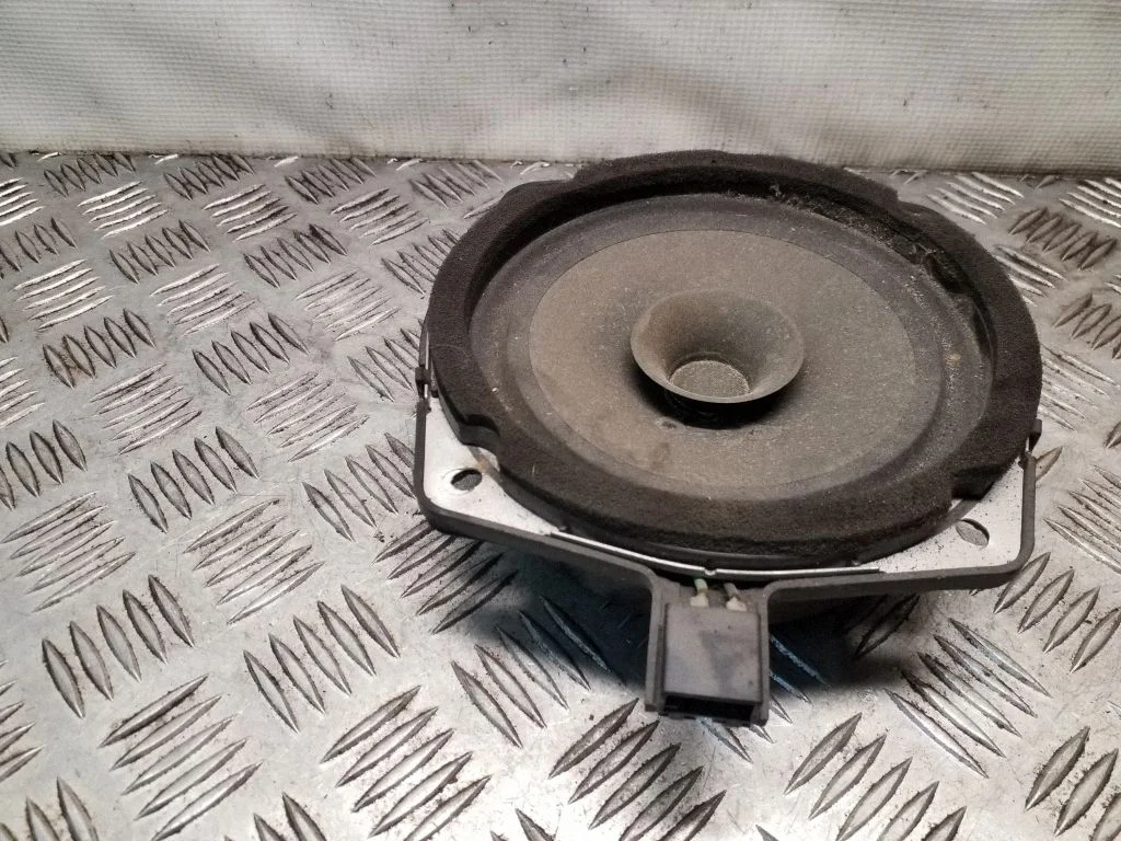 Skaļrunis (-ņi) aizmugurējās durvīs 96310H1010