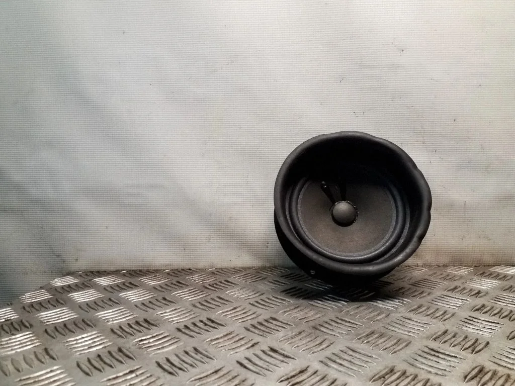 Skaļrunis (-ņi) aizmugurējās durvīs 1Z0035411Q
