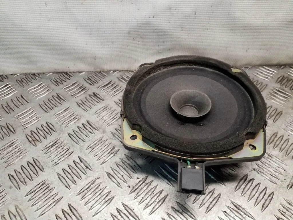 Skaļrunis (-ņi) aizmugurējās durvīs 96310H1011